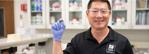 Científico que garantiza la calidad en un entorno estéril